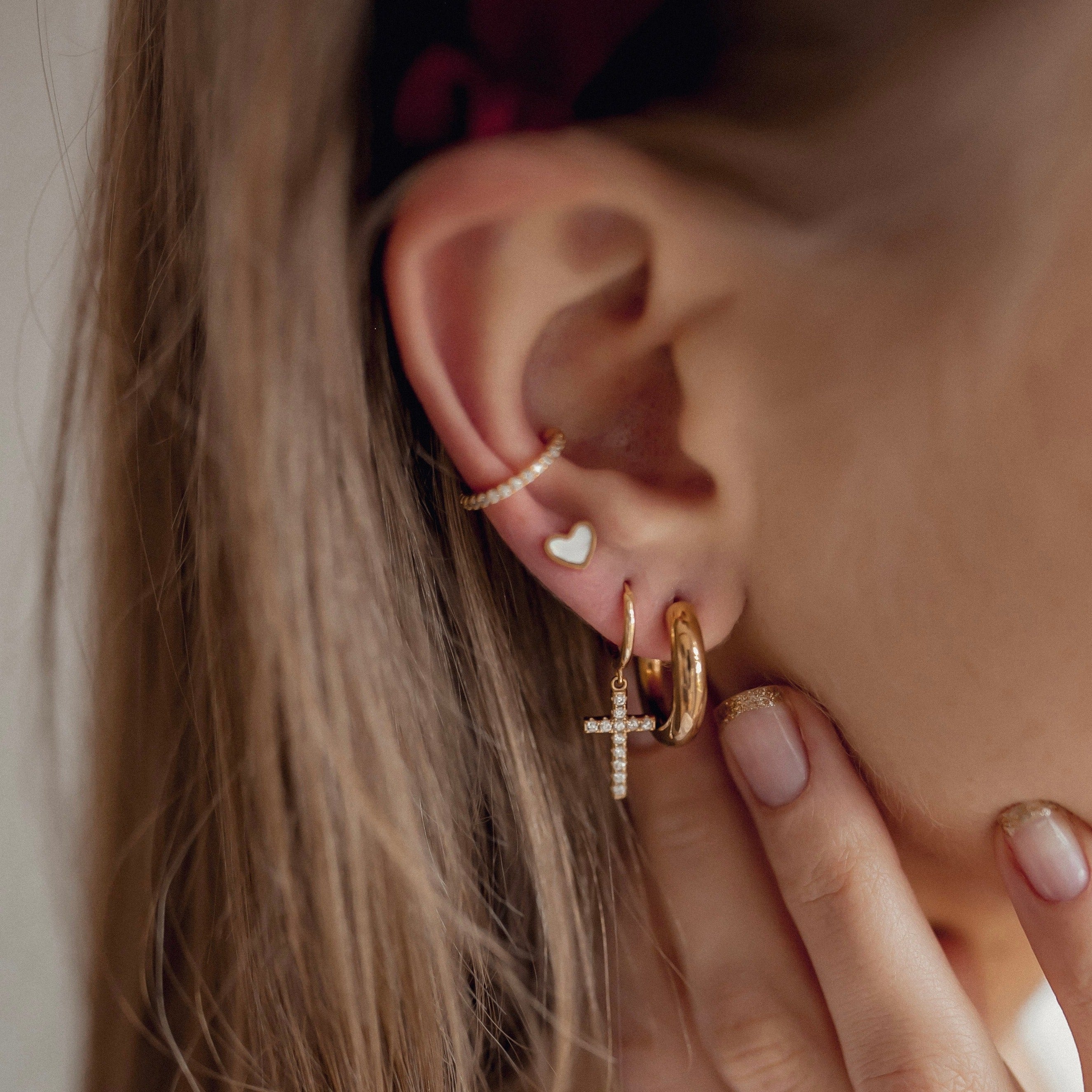 Pendientes Huggie de Cruz Plata de Ley 925 en Oro