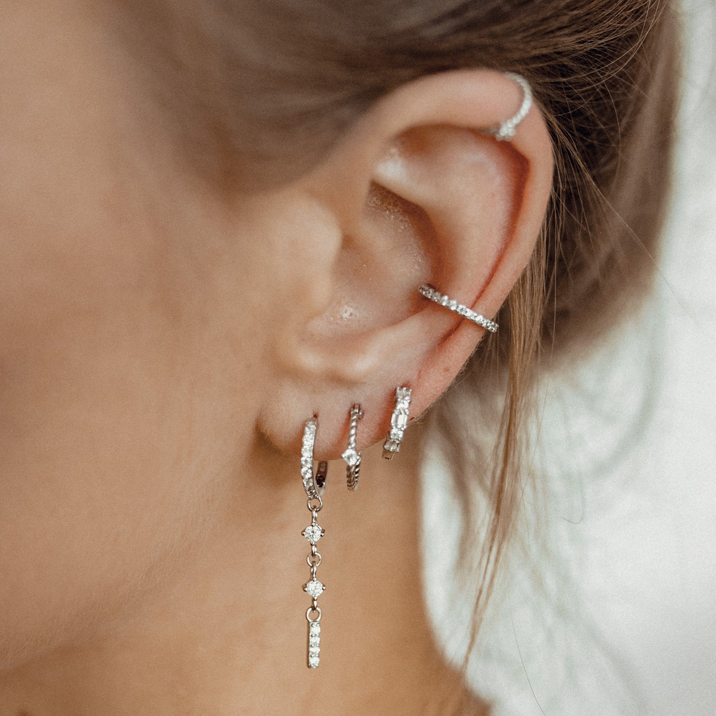 Pendientes Huggie Oscilantes de Barra Plata de Ley 925