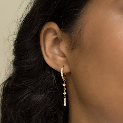 Pendientes Huggie Oscilantes de Barra Plata de Ley 925 en Oro