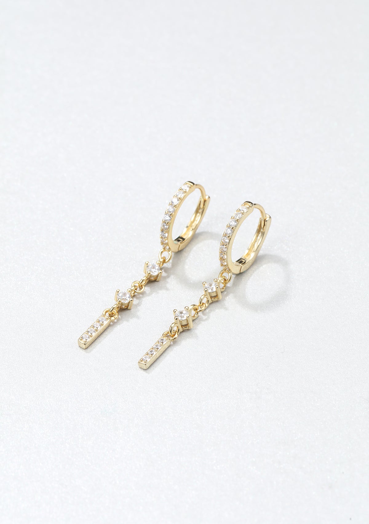 Pendientes Huggie Oscilantes de Barra Plata de Ley 925 en Oro