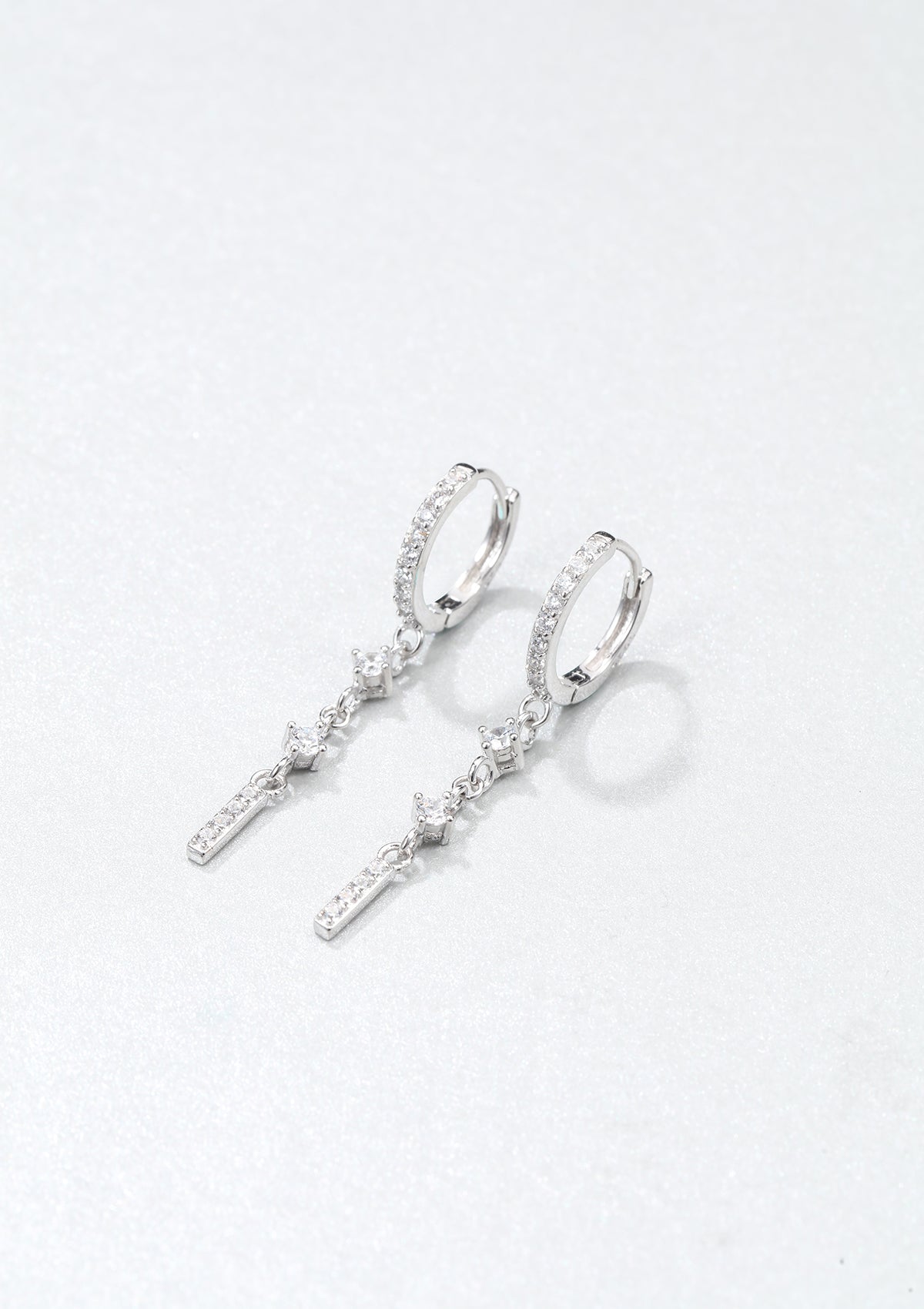 Pendientes Huggie Oscilantes de Barra Plata de Ley 925