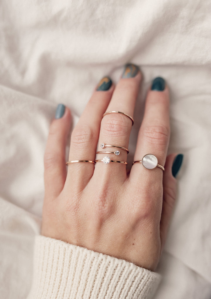Anillo Delicado Piedra Lunar en Oro Rosa