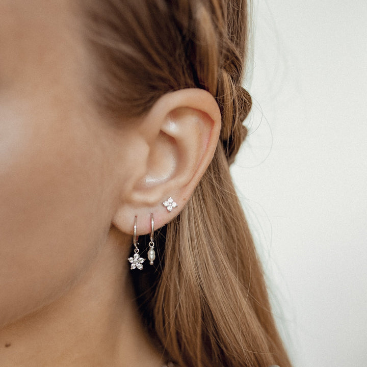Pendientes Huggie Florecilla Plata de Ley 925