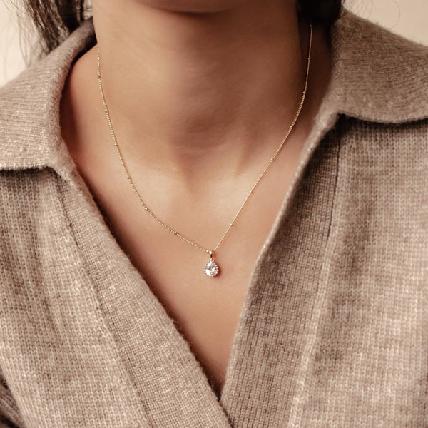 Collier pierre de naissance d’avril en diamant, porté