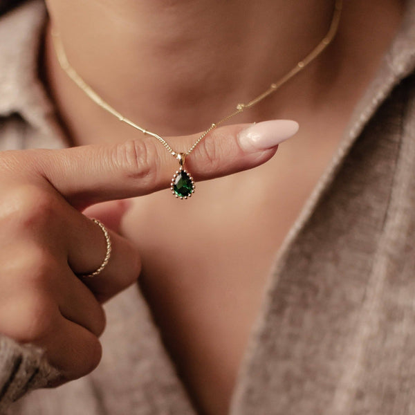 Collier pierre de naissance de mai en émeraude, porté