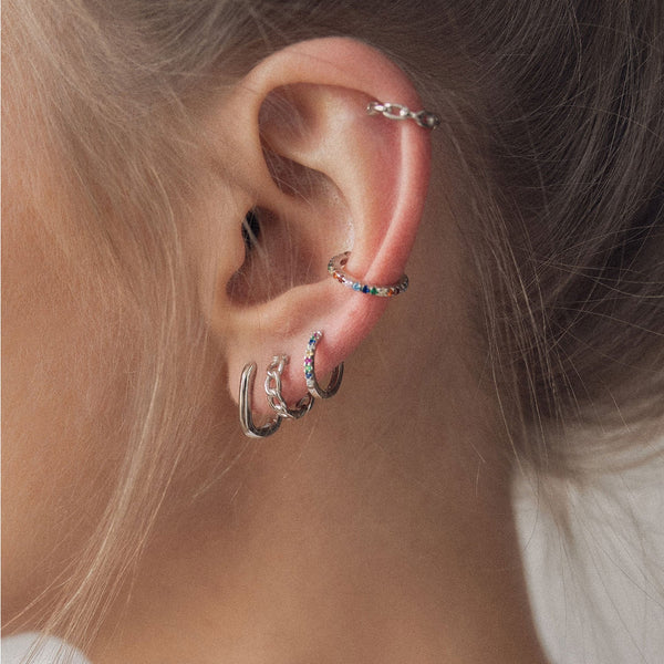 Ohr-Styling mit silbernen ovalen Huggies und Ear Cuffs