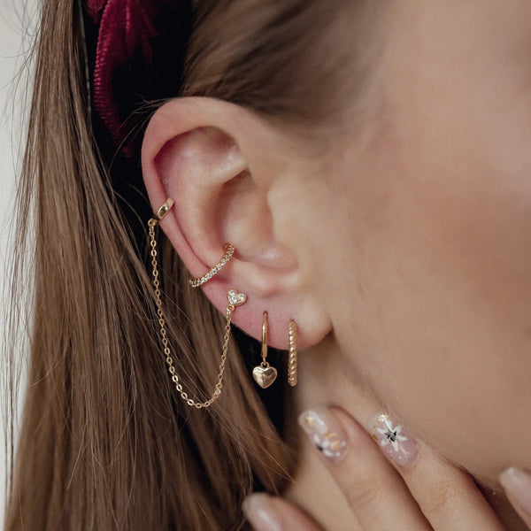 Ohr-Styling mit Ketten-Ear-Cuff, Herz-Ohrsteckern und Herzanhänger