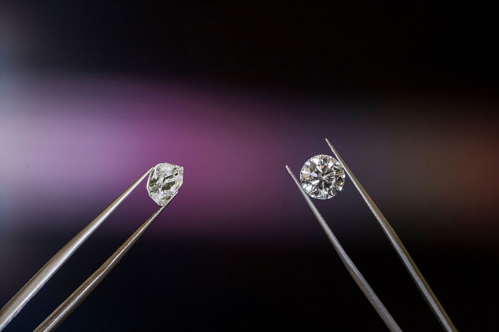 Dos diamantes sujetos con pinzas