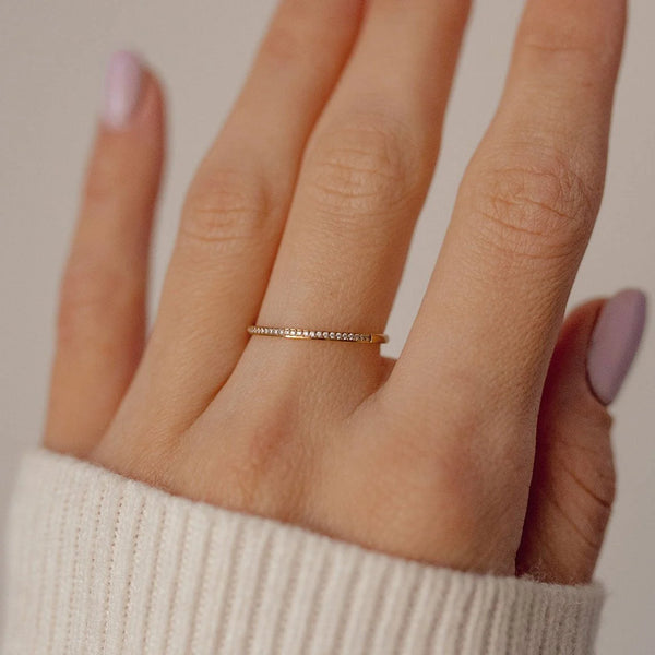 Anillo Slim Gemstone Band en oro, puesto