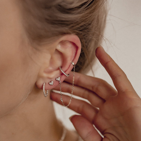 Silberner Herz-Ear-Cuff im Ohr-Styling