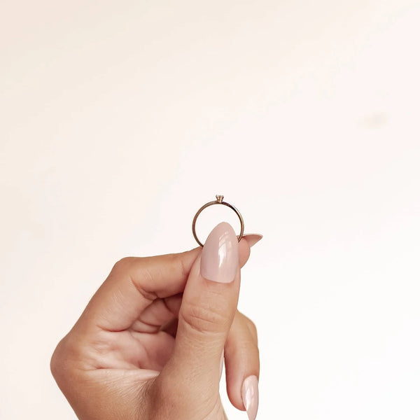 Anillo de diamante Completion de oro de 14 quilates, sujeto entre dos dedos