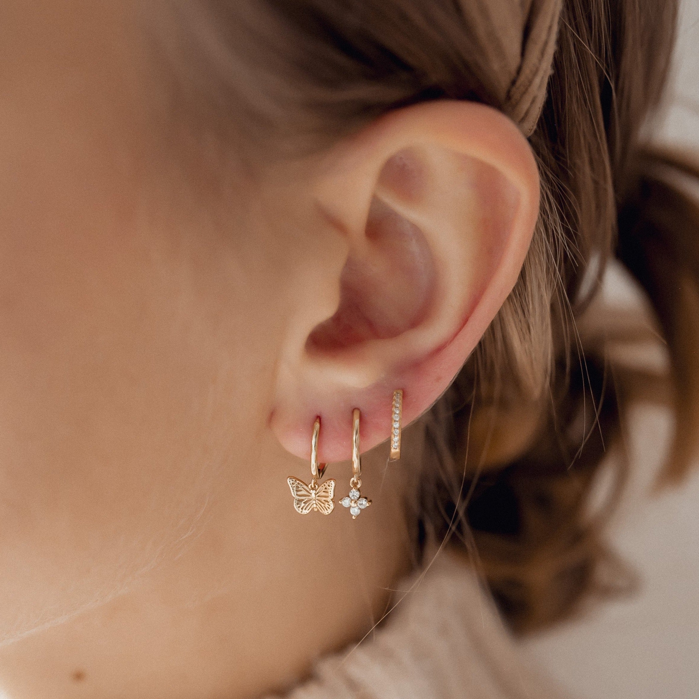 Pendientes Huggie con Gema de Plata de Ley 925