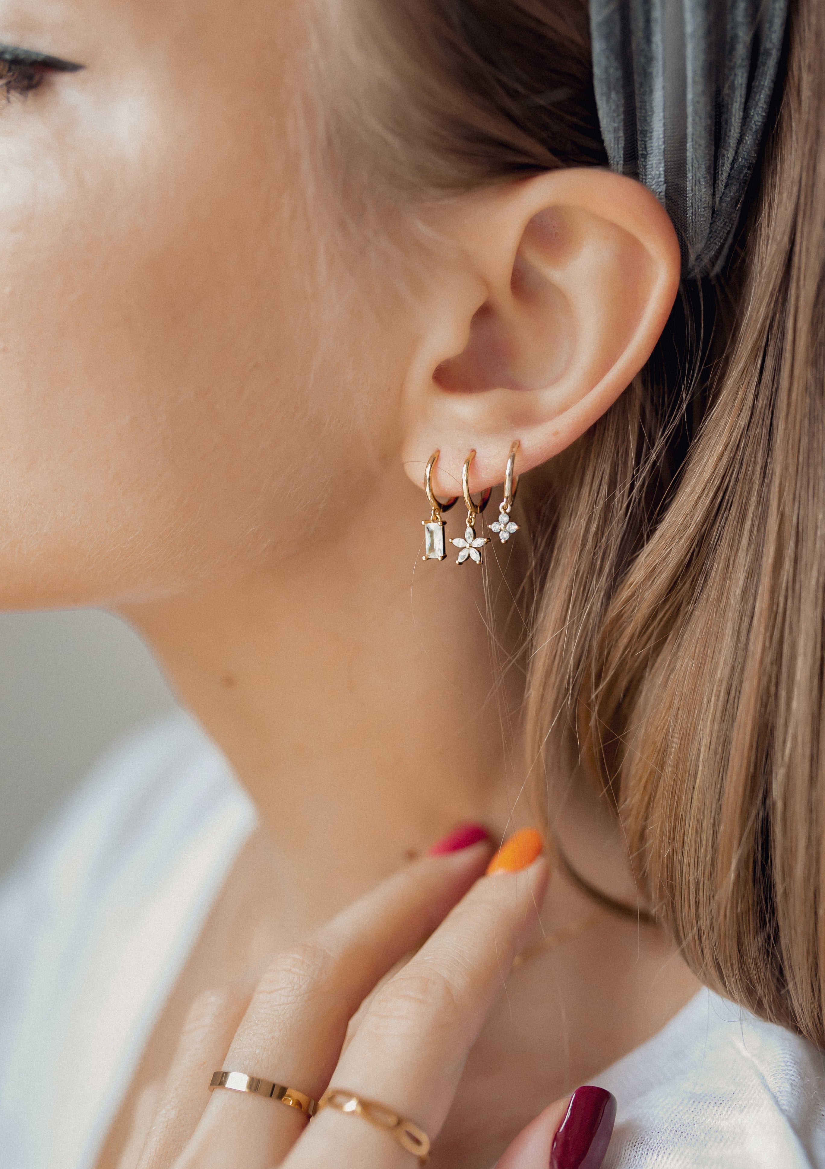 Pendientes Huggie con Gema de Plata de Ley 925