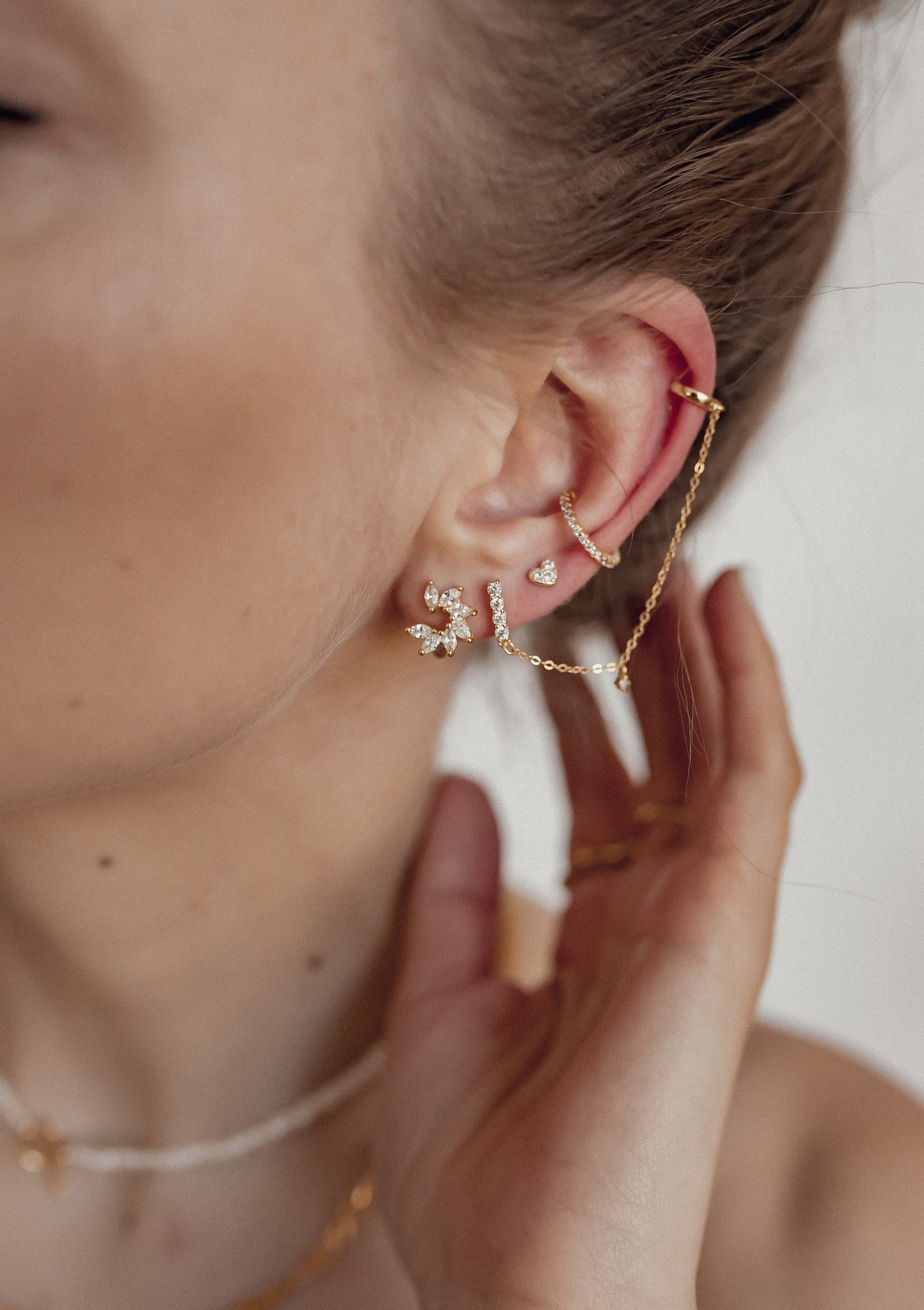 Pendientes Huggie Pétalo de Gema Plata de Ley 925