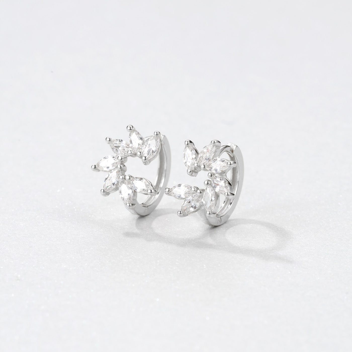 Pendientes Huggie Pétalo de Gema Plata de Ley 925