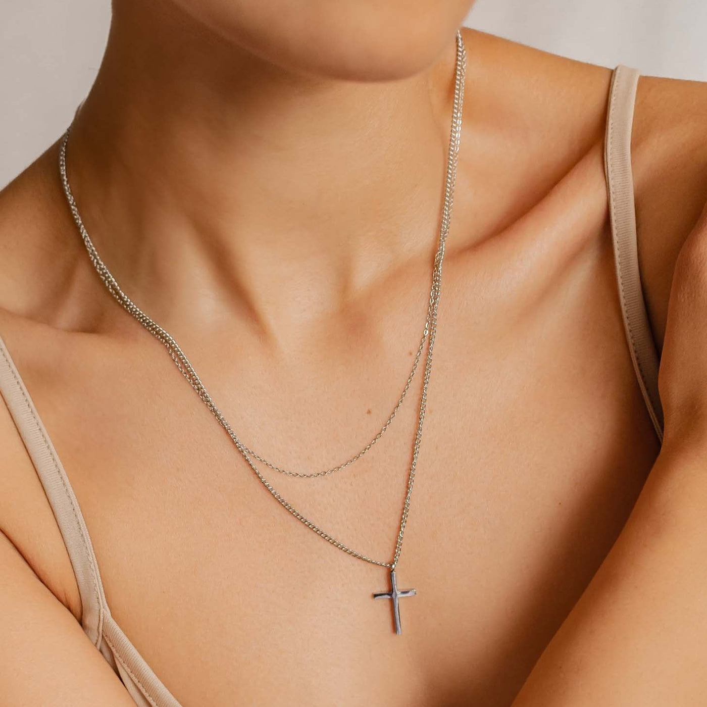 Collar a Capas con Cruz en Plata