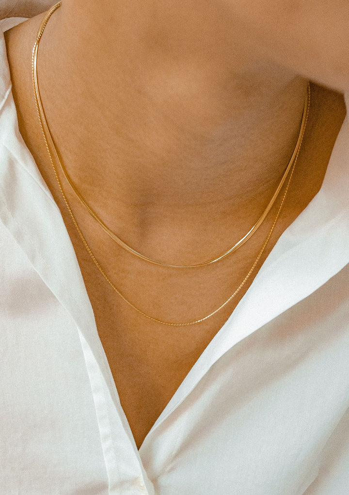 Collar a Capas Delicado de Cadena Serpiente en Oro