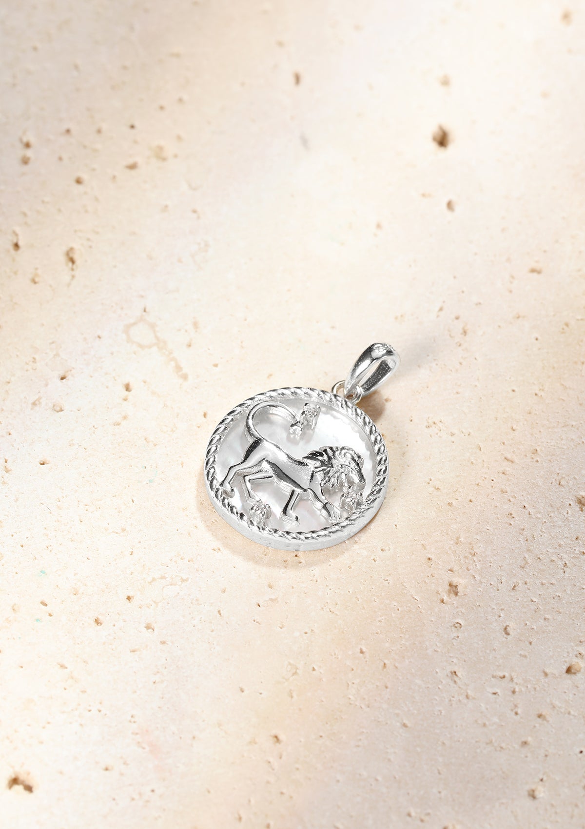 Collier pendentif zodiaque Lion