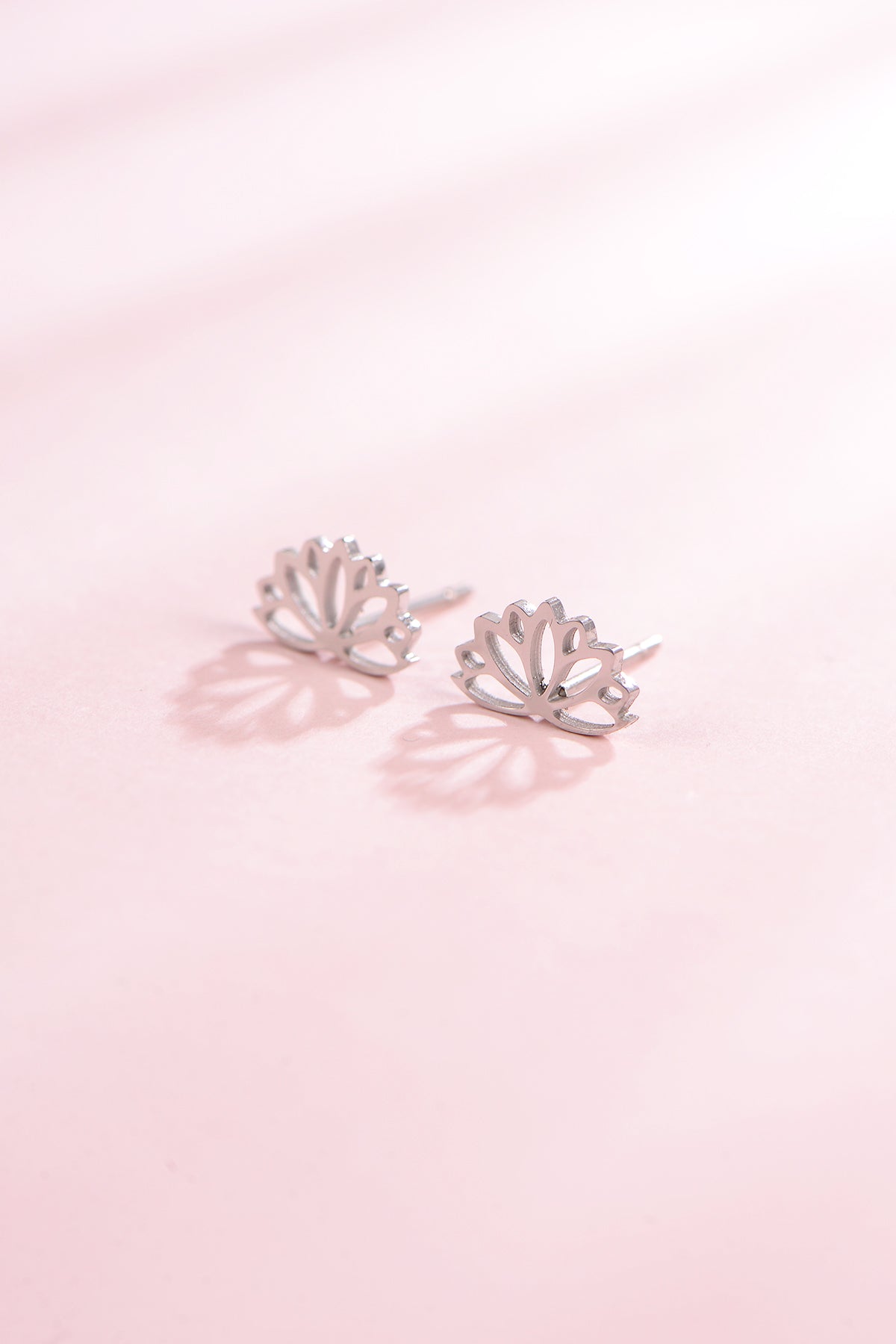 Clous d'Oreilles Lotus en Argent