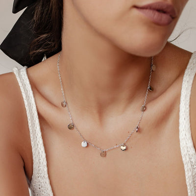 Kette mit Mehreren Plättchen in Silberfarbe