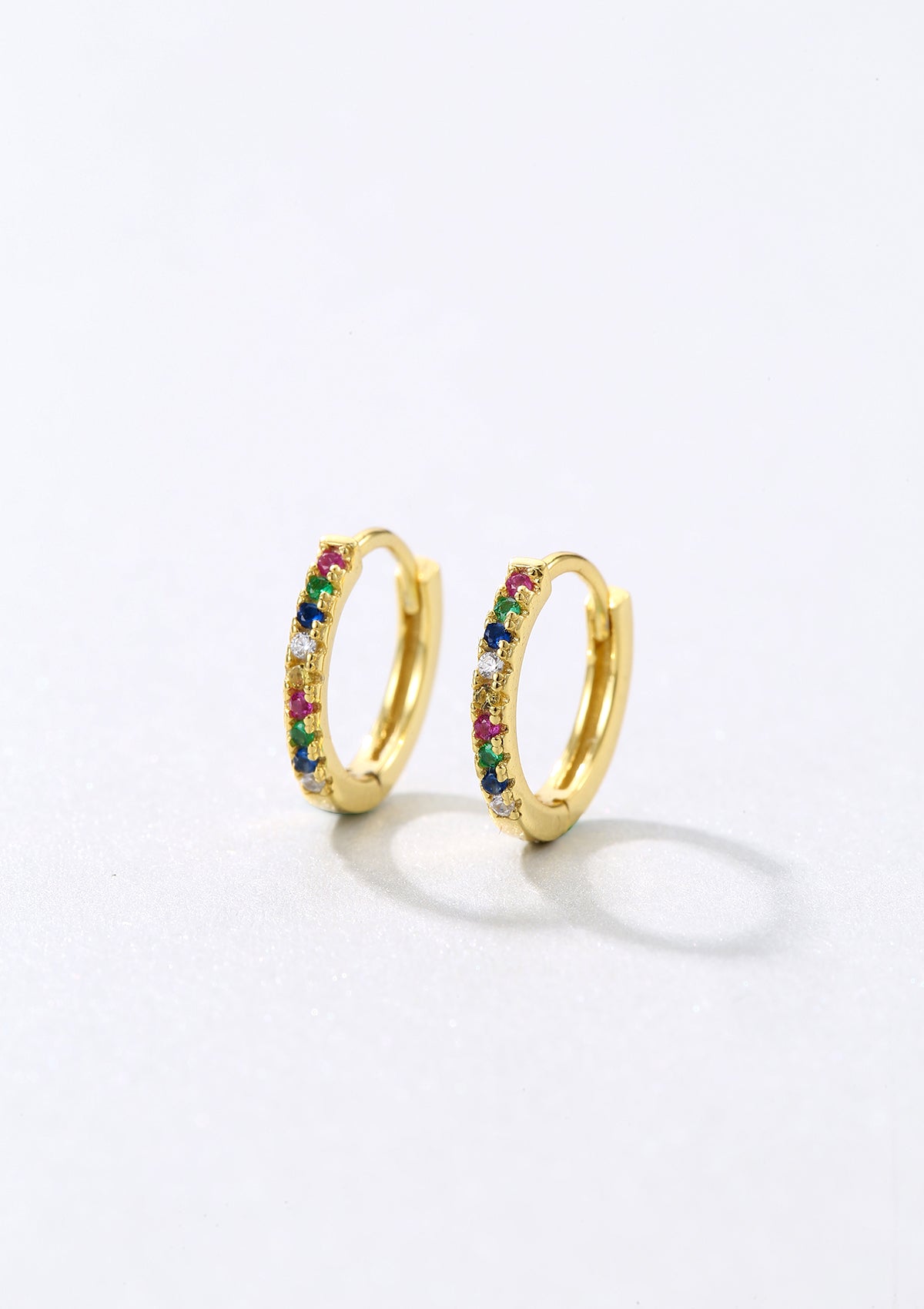 Pendientes Huggie Piedra Multicolor Plata de Ley 925 en Oro