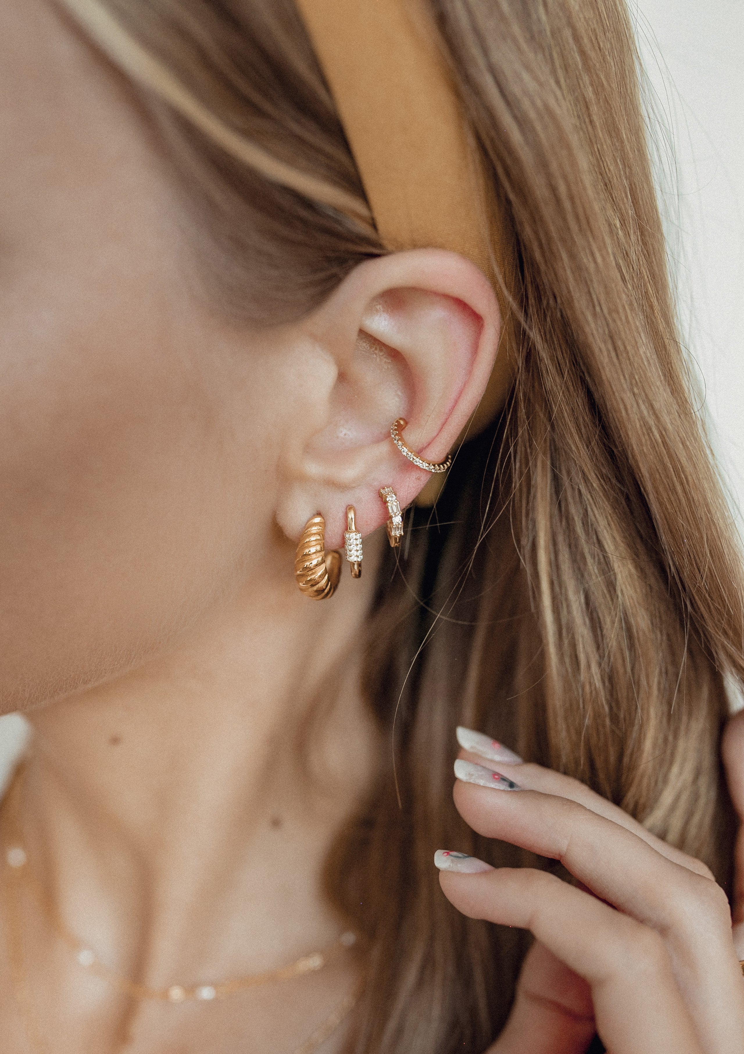 Pendientes Huggie Ovalados de Mosquetón Plata de Ley 925 en Oro