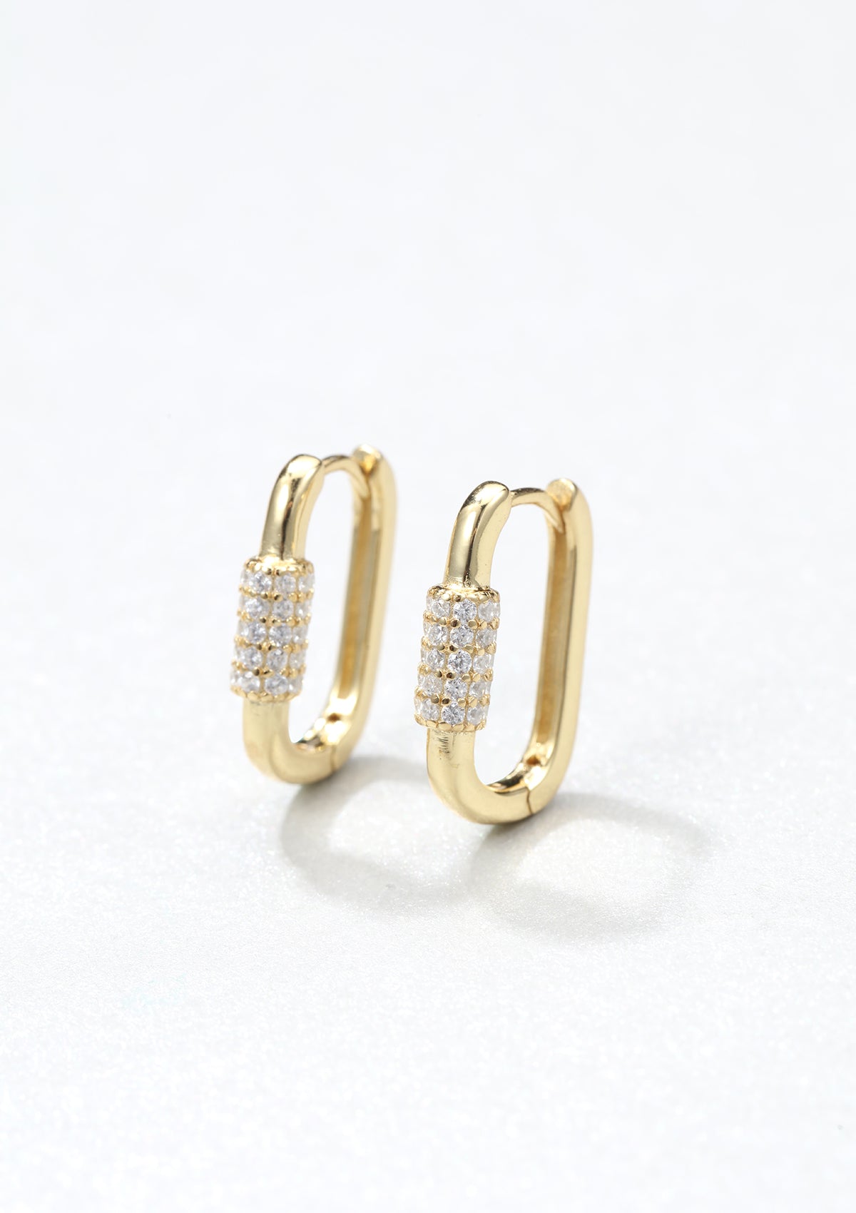 Pendientes Huggie Ovalados de Mosquetón Plata de Ley 925 en Oro