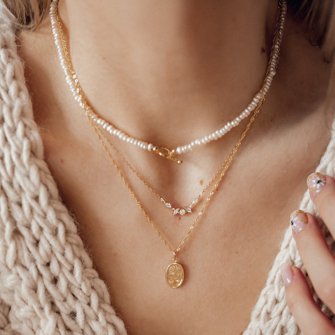 Ovaler Anhänger mit Gänseblümchen Vergoldeter Sterlingsilber