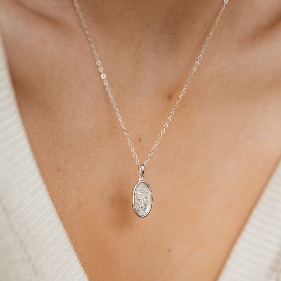Ovaler Anhänger mit Rose Sterlingsilber