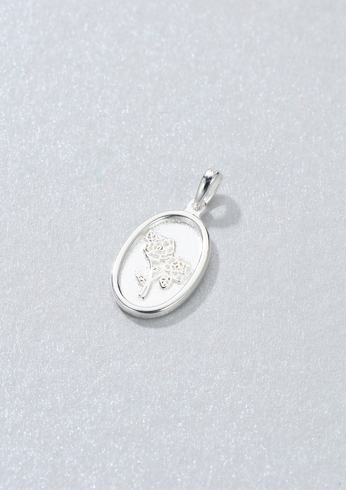 Ovaler Anhänger mit Rose Sterlingsilber