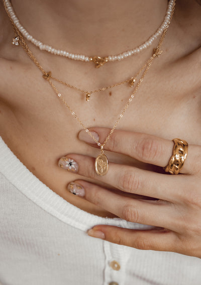 Ovaler Anhänger mit Rose aus Vergoldetem Sterlingsilber