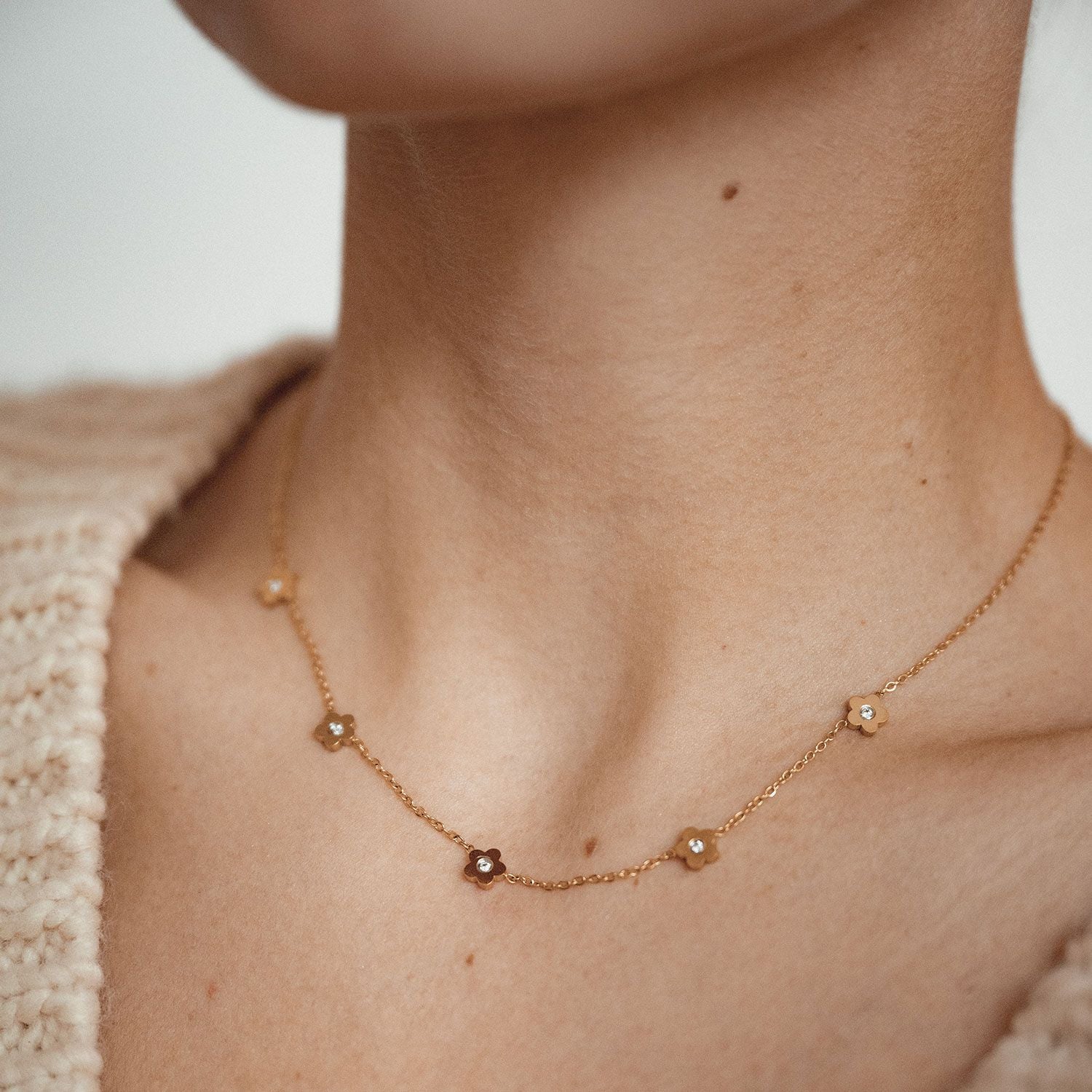 Zierliche Blume Charm Kette in Gold