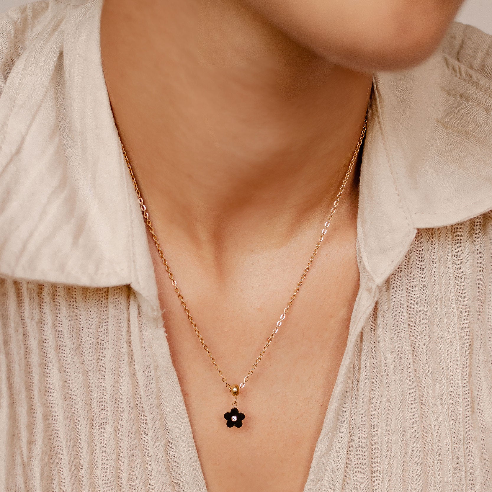 Kleiner Zirkonia Anhänger Blume Gold