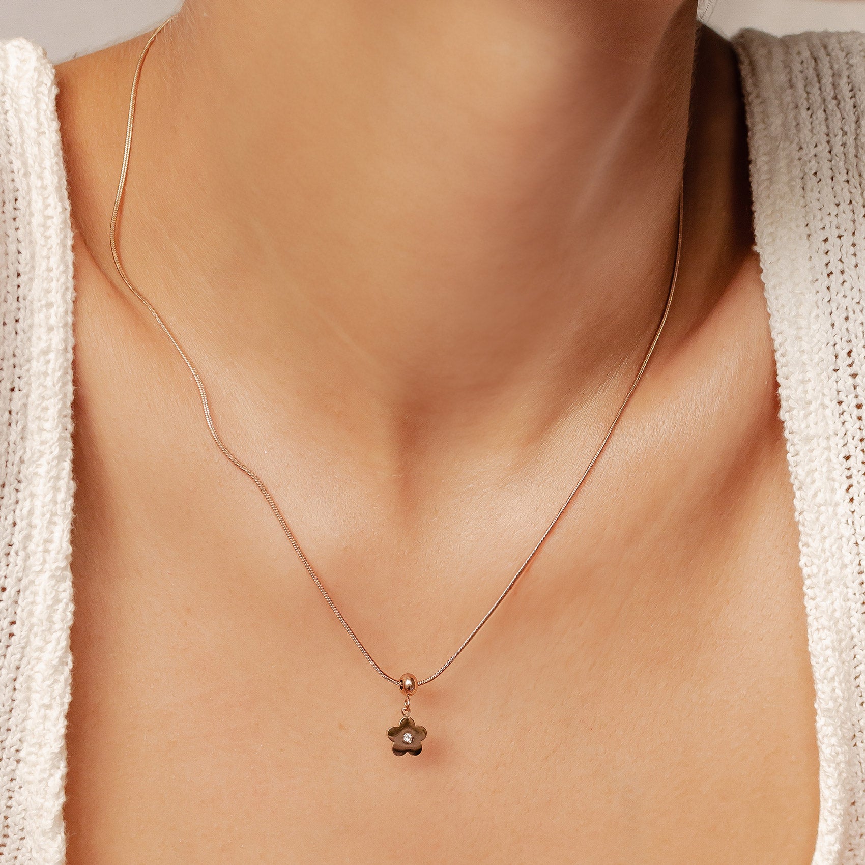 Kleiner Zirkonia Anhänger Blume Gold