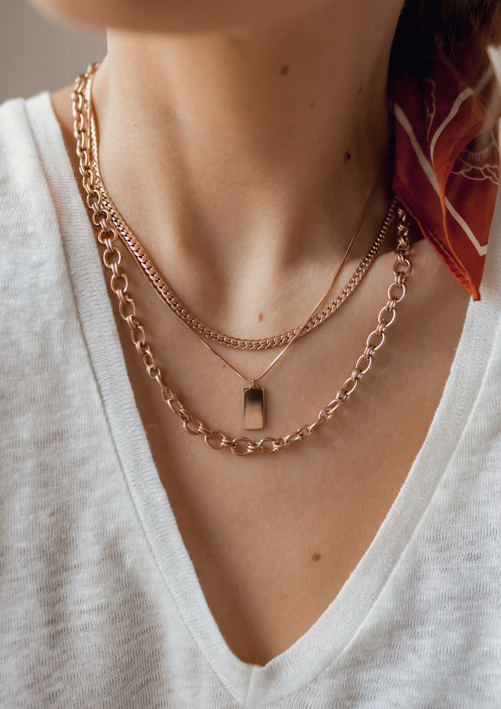 Collar de Colgante Rectangular en Oro Rosa