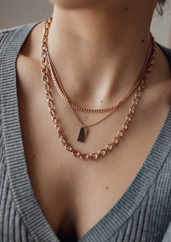 Collar de Colgante Rectangular en Oro Rosa