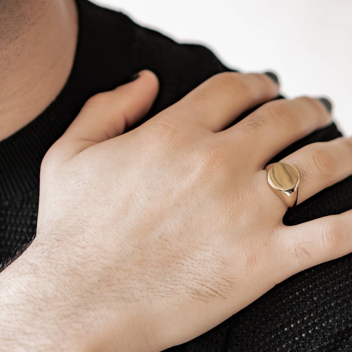 Round signet ring for men in gold stainless steel