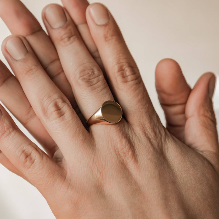 Round signet ring for men in gold stainless steel