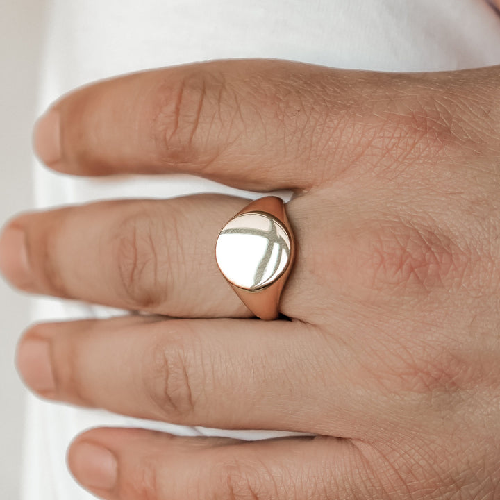 Round signet ring for men in gold stainless steel