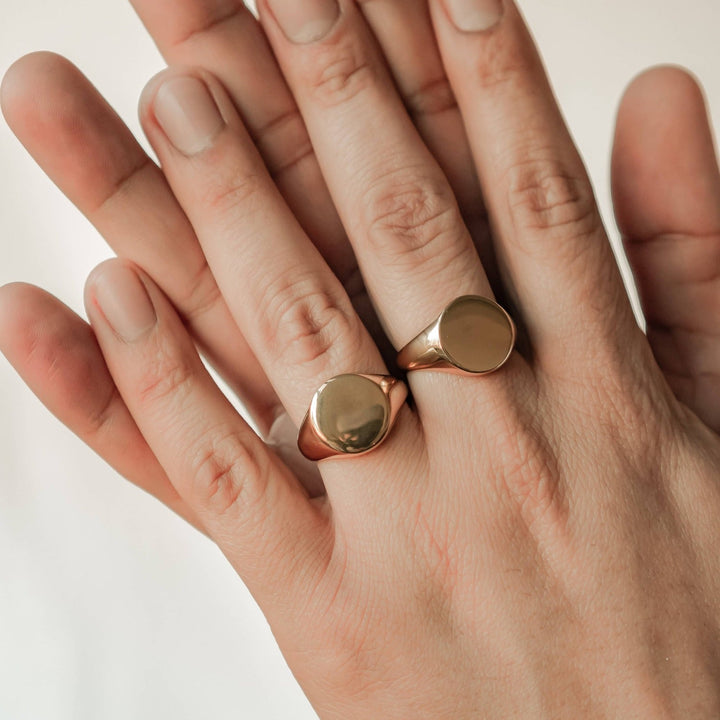 Round signet ring for men in gold stainless steel