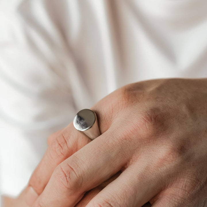 Round signet ring for men in silver stainless steel