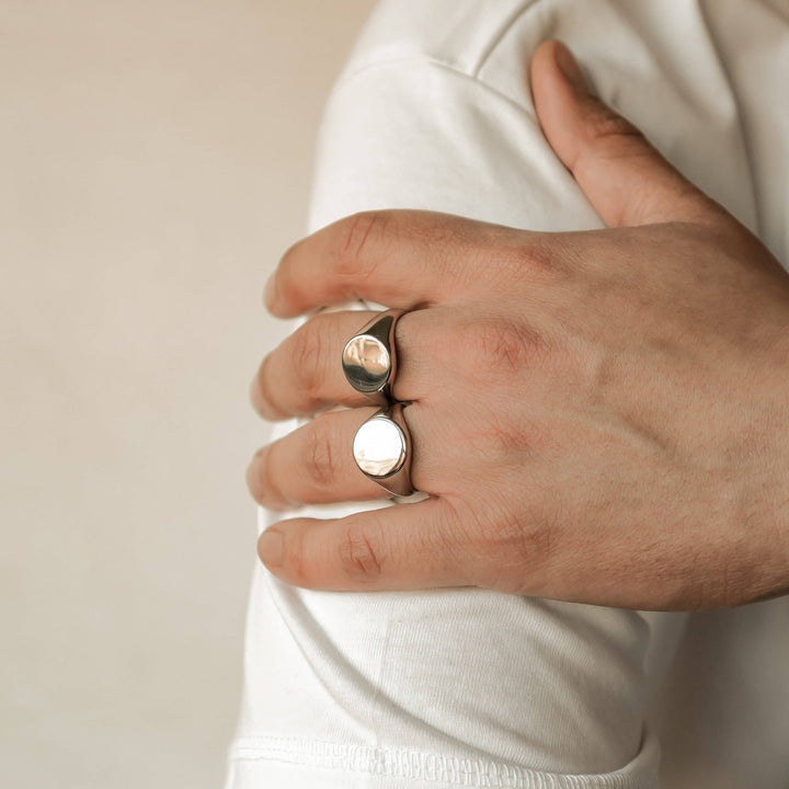 Round signet ring for men in silver stainless steel