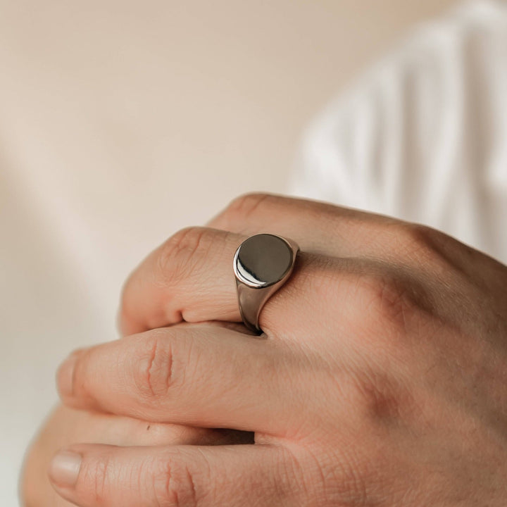 Round signet ring for men in silver stainless steel