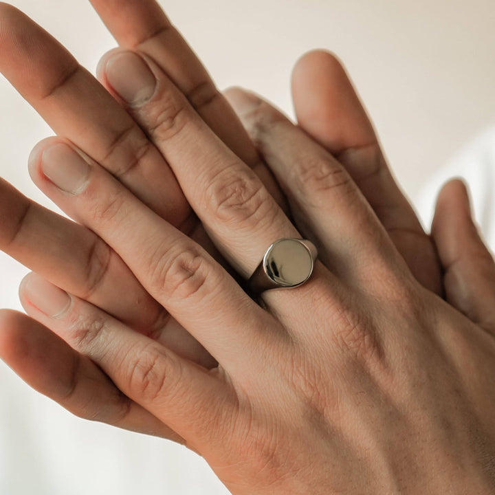 Round signet ring for men in silver stainless steel
