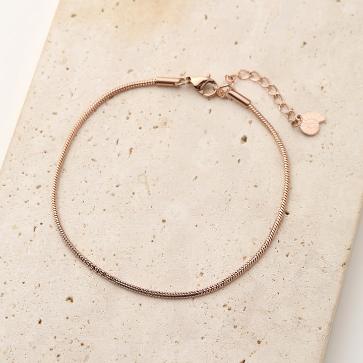 Abgerundete Fußkette im Schlangenkette-Design in Roségold