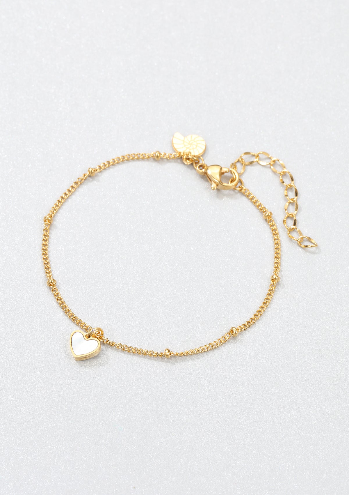 Brazalete de Cadena con Colgante Corazón Concha en Oro