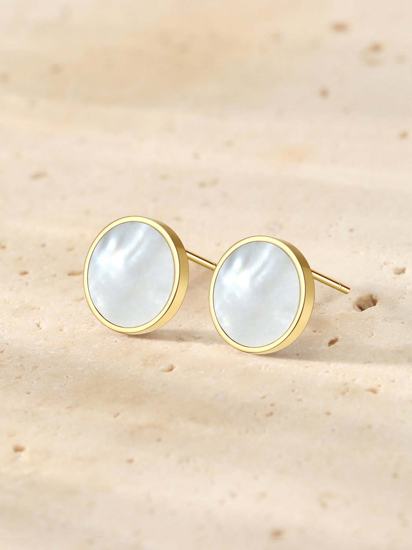 Shell Shine Stud Earrings Gold