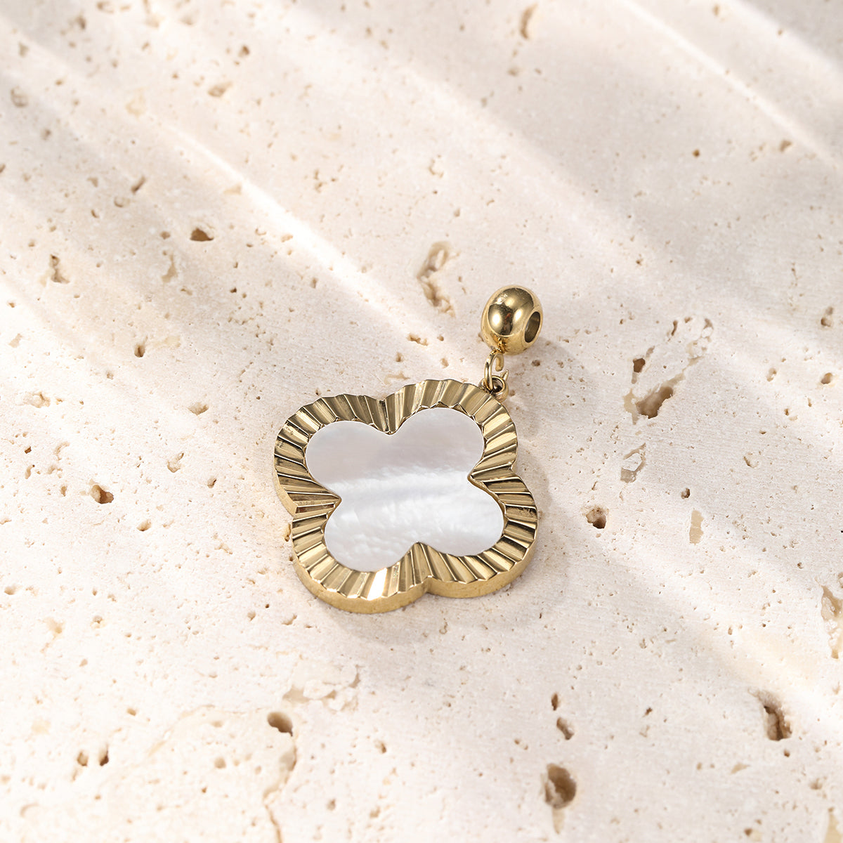 Glänzender Kreuzanhänger Gold