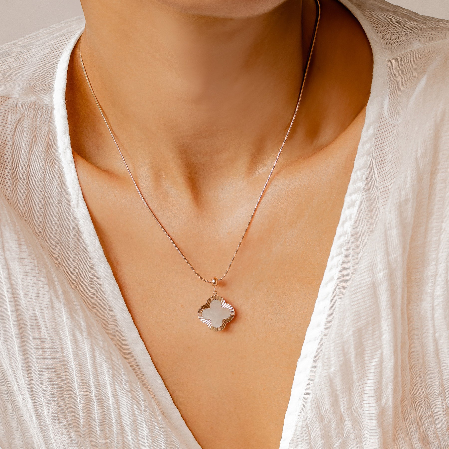 Glänzender Kreuzanhänger Gold