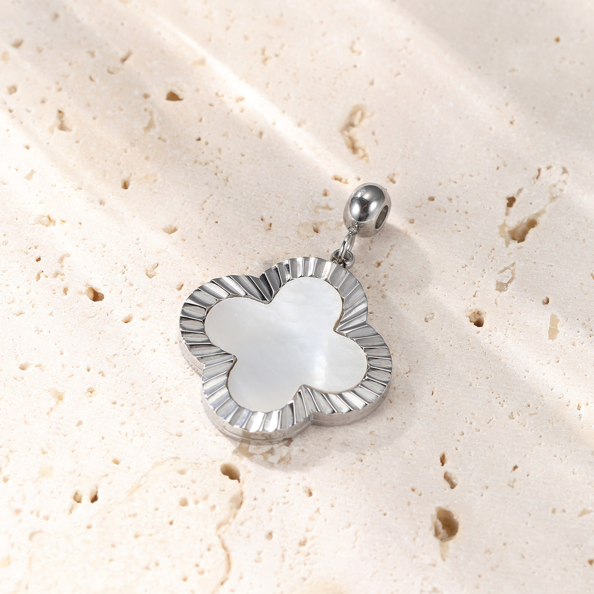 Glänzender Kreuzanhänger Gold